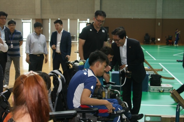 ▲ 송석준 국회의원이 11일 이천장애인 훈련원을 방문해 브라질 리우올림픽에 참가하는 보치아 세계1위 정호원선수의 손을 잡고 격려와 함께 승리를 기원하는 등 선수들에게 힘을 보탰다.