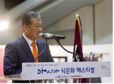 ▲ 2014 인천AG 당시, 아시아식문화페스티벌 개회를 선언하는 이우영 이사장