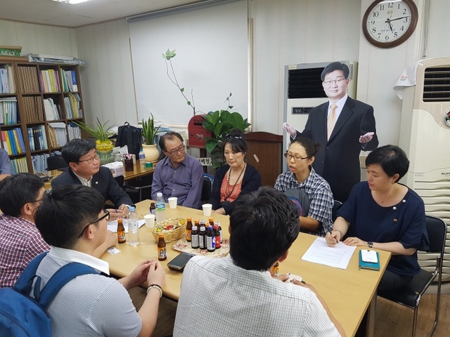 ▲ 더불어민주당 전해철 의원이 지난 10일 안산시 상록구 지역사무실에서 온라인 당원들과의 간담회를 진행하고 있다 (1)