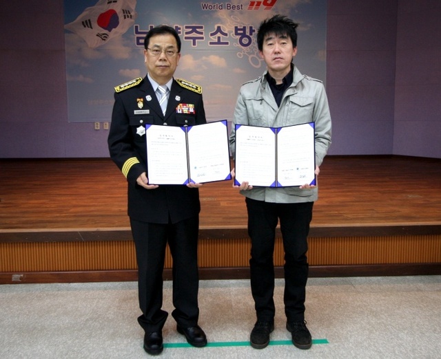 ▲ 남양주소방서장 김진선(좌)-홈플러스진접점 인사과장 박성규(우)
