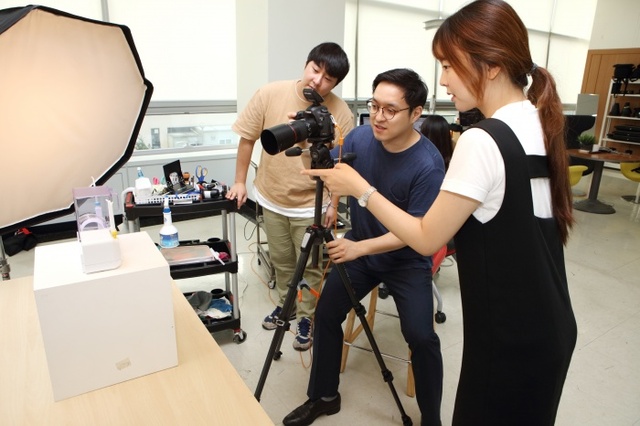▲ 인천디자인지원센터의 기능이 강화돼 앞으로 중소기업의 디자인 경쟁력 향상에 큰 보탬이 될 것으로 보인다. 중소기업의 제품을 자사 홈페이지 및 카탈로그에 사용할 수 있도록 포토그래퍼가 센터 내 스튜디오에서 촬영 작업을 벌이고 있다./IBITP 제공사진