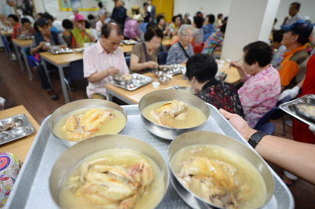 크기변환_7면 말복 사랑의 쌀 나눔운동본부 삼계탕 나눔 행사 JUN_5989.jpg