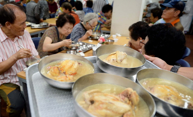 크기변환_7면 말복 사랑의 쌀 나눔운동본부 삼계탕 나눔 행사2 JUN_6012.jpg