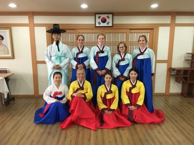 ▲ 한국차문화협회가 17일 여름방학을 맞아 가천대를 찾은 독일 의대상들에게 전통 차 예절교육을 진행하고 있다.