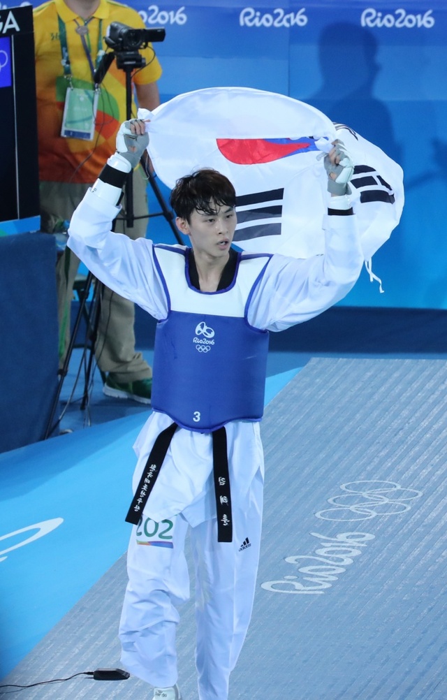 ▲ 18일(한국시간) 브라질 리우데자네이루 카리오카 아레나 3에서 열린 남자 태권도 58㎏급 동메달결정전에서 김태훈이 멕시코 카를로스 루벤 나바로 발데즈를 이기고 동메달을 획득, 기뻐하고 있다.연합뉴스