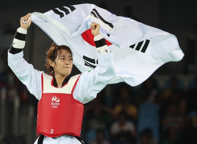 ▲ 한국 여자 태권도 대표팀의 김소희가 18일(한국시간) 브라질 리우데자네이루 올림픽파크 카리오카 아레나3에서 열린 제31회 리우올림픽 태권도 여자 49㎏급 결승에서 티야나 보그다노비치(세르비아)를 꺾고 금메달을 차지한 뒤 환호하고 있다.연합뉴스