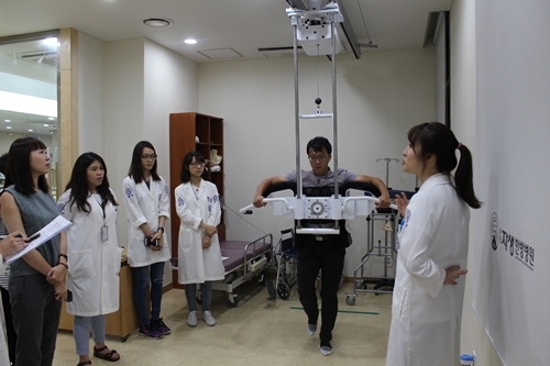 ▲ 대만 중국의약대학 학생이 응급침술인 동작침법을 체험해보고 있다.