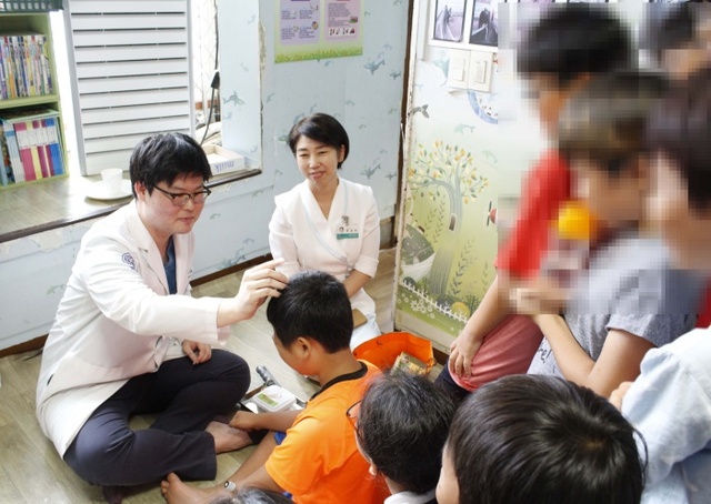 ▲ 사본 -[사진설명-1]부천자생한방병원 의료진이 한의사 직업 체험 한 학생에게 침을 놓고 있다
