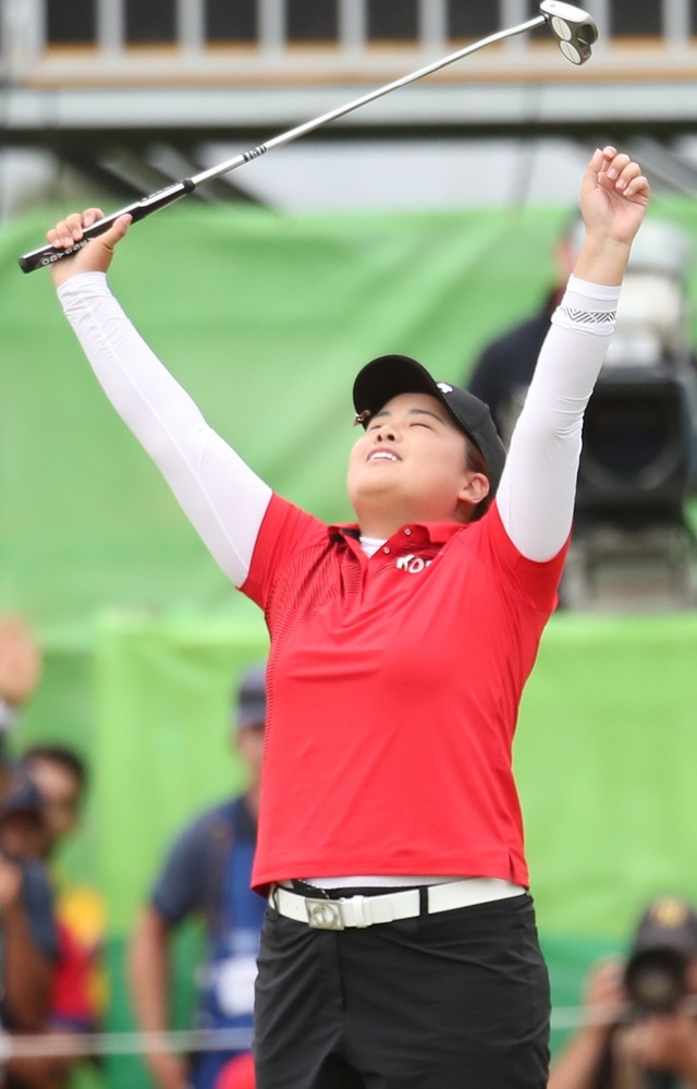 ▲ 21일(한국시간) 브라질 리우데자네이루 올림픽 골프 코스에서 열린 제31회 리우 올림픽 여자골프 4라운드 경기에서 한국의 박인비가 금메달이 확정된 뒤 환호하고 있다.연합뉴스