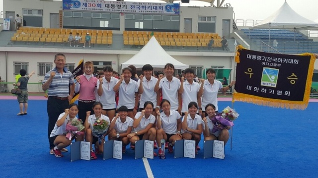 ▲ 제30회 대통령기 전국하키대회 여자 고등부에서 3연패를 달성하며 시즌 4관왕에 오른 태장고 선수단이 시상식 후 기념촬영을 하고 있다.태장고 제공