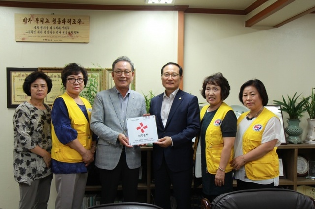 ▲ 홍영표 국회의원과 황규철 인천적십자 회장 등이 희망 나눔 명패 전달식을 하고 있다.1