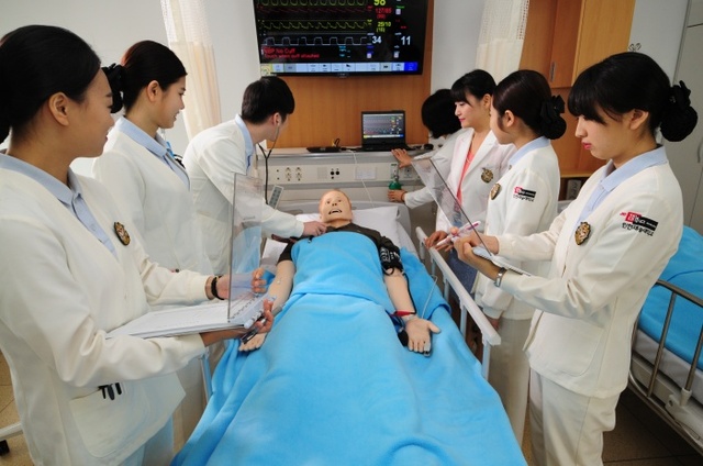 ▲ 간호학 학사학위 프로그램 5년 인증을 받은 재능대 간호학과 학생들이 더미를 놓고 실습을 하고 있는 모습