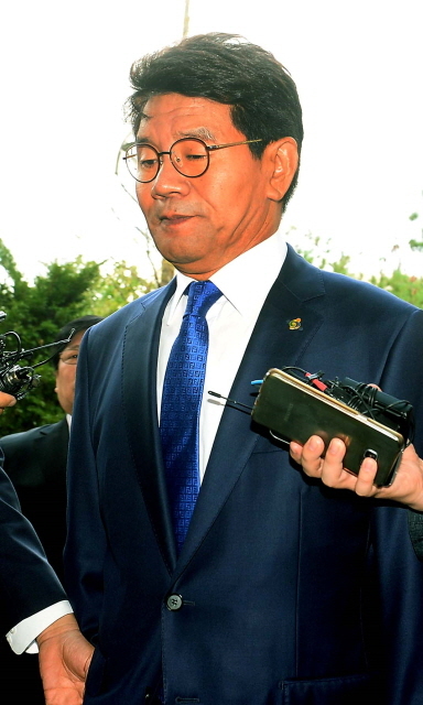 크기변환_1면 20160829 3억 뇌물혐의 이청연 인천시교육감 구속영장 실질심사 2JUN_7526.jpg