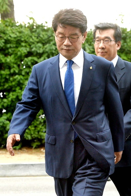크기변환_1면 20160829 3억 뇌물혐의 이청연 인천시교육감 구속영장 실질심사2 JYJ_2482.jpg
