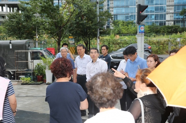 ▲ 양기대 시장이 강남순환고속도로 개통으로 인한 소하동 신촌휴먼시아 2단지 주민들의 피해 의견을 듣고있다. 광명시 제공