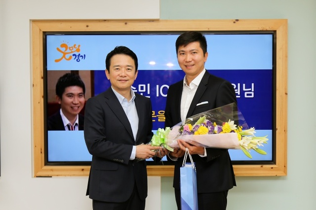 ▲ 남경필 경기지사가 31일 오전 집무실에서 유승민 IOC 선수위원 당선자를 초청해 축하 꽃다발을 건넨 뒤 기념촬영을 하고 있다.경기도체육회 제