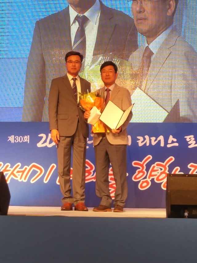 ▲ ㈜유천엔바이로 문찬용 대표 ‘2016 자랑스러운 한국기계 경영인’ 선정(오른쪽)