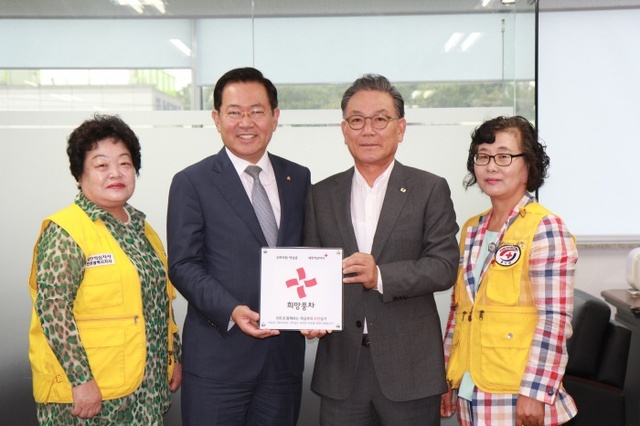 ▲ 대한적십자사 인천지사가 박남춘 국회의원 사무실에서 희망 나눔 명패 전달식을 진행했다.