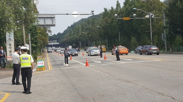 ▲ 사본 -징수과_부천시와 원미·소사·오정경찰서는 지난 1일 작동터널 출구~여월정수장 앞 도로변에서 합동단속을 벌였다.
