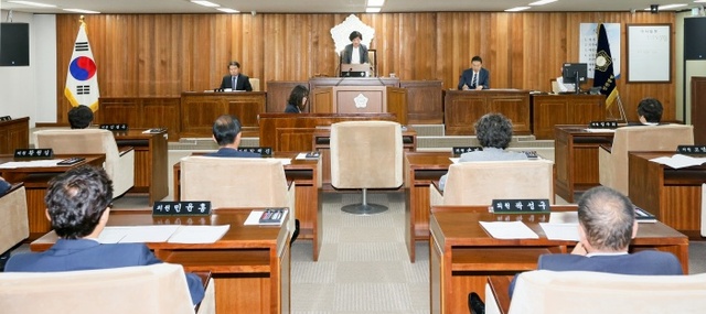 ▲ 지난 1일, 계양구 의회가 임시회를 통해 업무추진비 집행내역 공개 규칙을 만들고 있다.