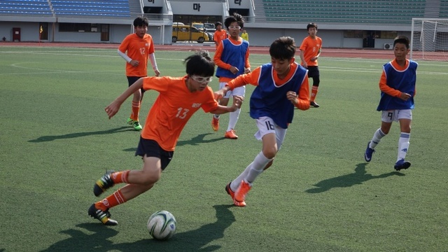 ▲ 2016 경기학교스포츠클럽축제에서 축구 경기에 출전한 선수들이 힘차게 그라운드를 내달리며 경기를 펼치고 있다.경기도교육청 제공