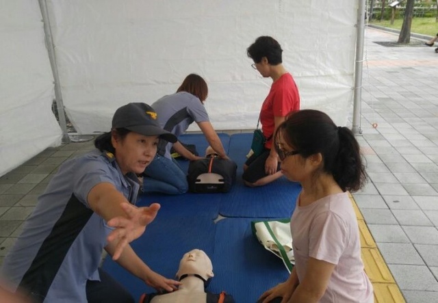 ▲ 이천소방서 여성의용소방대원들이 이천시 주민자치평생학습축제에서 심폐소생술 체험장을 운영해 지역주민들에게 1대1 체험교육을 실하고 있다.(사진=이천소방서)