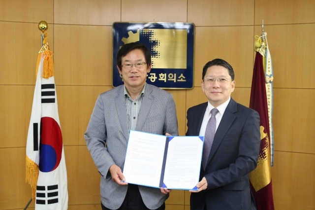 ▲ 안산-안산 상의 에너낙과 수요제도반응 확대 협력 MOU 체결, (왼쪽부터) 김진근 안산상공회의소 사무처장, 김형민 에너낙 코리아 대표.
