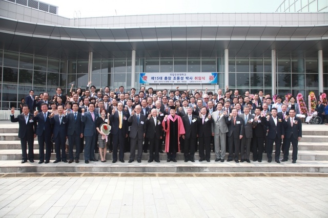 ▲ 조동성 제15대 인천대학교 총장이 8일 오전 11시 송도캠퍼스 대강당(23호관)에서 취임식을 가졌다. 조 신임 총장을 비롯해 취임식에 참석한 각계인사들이 기념촬영을 하고 있다. 인천대 제공