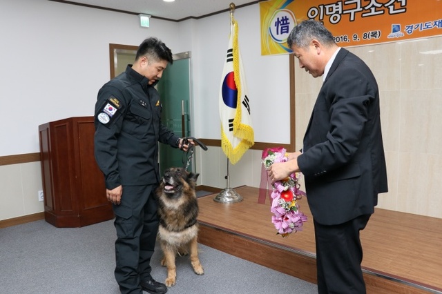 ▲ 꽃다발 전달하는 박현구서장