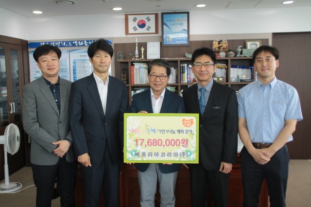 ▲ 베올리아 코리아에서 조병돈 이천시장에게 행복한 동행사에 기부금을 전달하고 있다.(사진=베올리아 코리아)