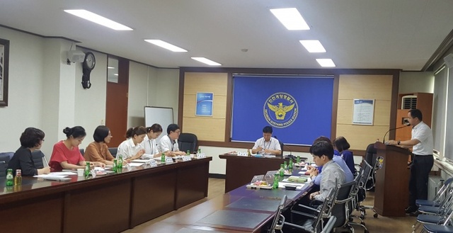 ▲ 지난 9일, 계양경찰서에서 구와 아동전문기관 등 관계기관 위원들이 참석한 가운데, 가정폭력 솔루션팀 사례회의가 진행되고 있다. /계양경찰서 제공