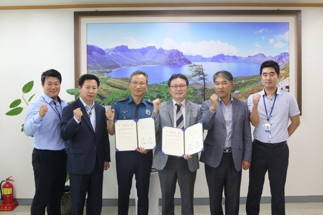▲ 이천경찰서 신상석 서장(왼쪽 세번째)이 관내 장내과 장진원 원장과 탈북민 및 외국인 체류자를 위한 의료서비스 지원 업무협약을 맺고 있다(사진=이천경찰서)