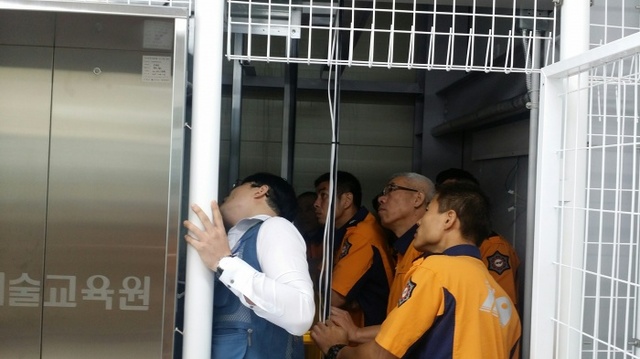 ▲ 이천소방서 소방관들이 승강기 구조훈련을 실시하고 있다.(사진=이천소방서)