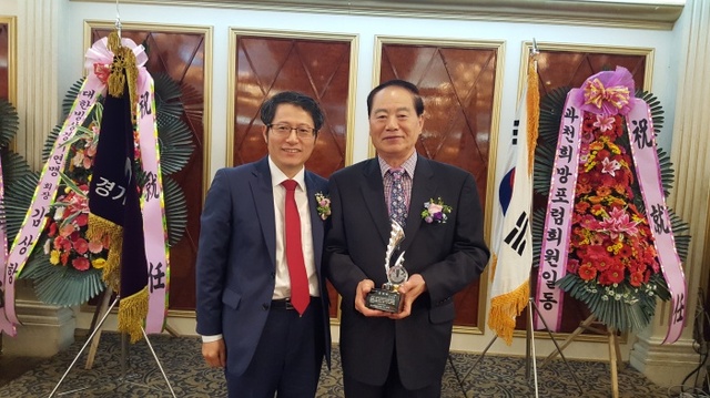 ▲ 21일 열린 통합 경기도빙상연맹 회장 이ㆍ취임식에서 신상철(왼쪽) 신임회장이 변대환 전임회장에게 공로패를 전달한 뒤 기념촬영을 하고 있다.홍완식기자