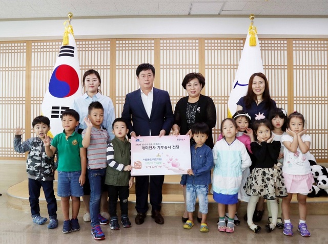 ▲ 160922 용인시립어린이집 개미천사동참(6)뒷줄좌로부터2번째 정찬민시장3번째김경미원장)