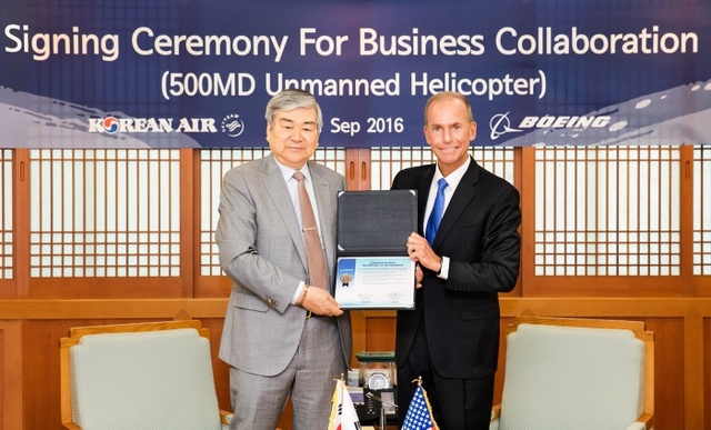 ▲ 조양호 한진그룹 회장(왼쪽)과 데니스 뮐렌버그(Dennis Muilenburg) 보잉 회장이 500MD 무인헬기 공동개발 합의각서 체결 후 기념 사진을 찍고 있다./대한항공 제공