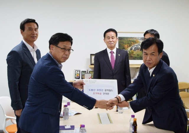 ▲ 포천시의원들 도청 방문 건의문 전달
