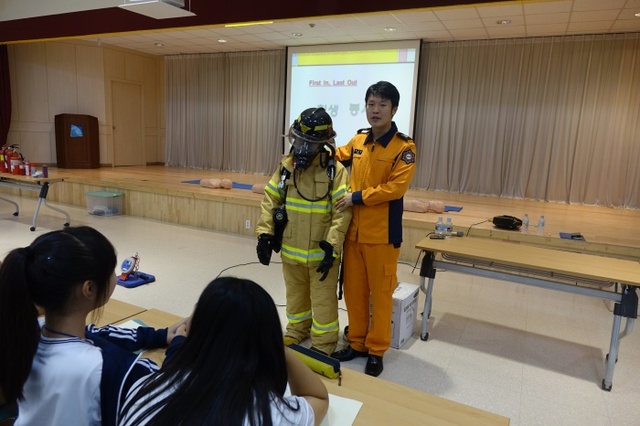 ▲ 광명소방서는 다음 달부터 관내 중학교 1학년을 대상으로 '소방관 직업체험교실'을 운영한다. 광명소방서 제공