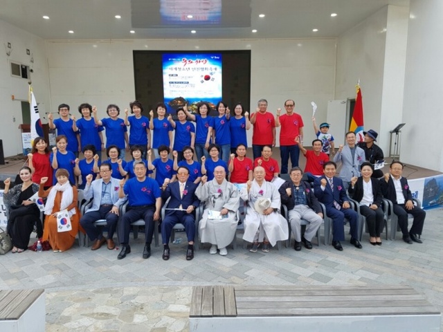 ▲ 23일 열린 제4회 독도사랑 세계청소년 인천 평화 축제에서 흥사단 합창단과 내외빈들이 함께 기념사진을 찍고 있다.흥사단 인천지부 제공