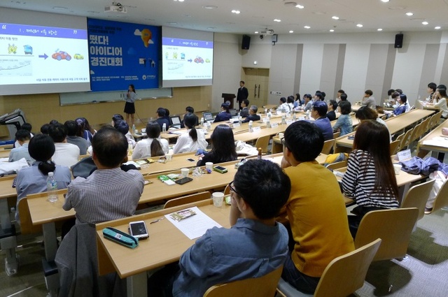 ▲ 지난 24일 인하대학교 60주년기념관에서 열린 ‘떴다! 아이디어 경진대회’에 참가한 학생들이 인하 동문기업들이 직면하는 다양한 현장 문제의 해결책에 대해 발표하고 있다. 인하대 제공