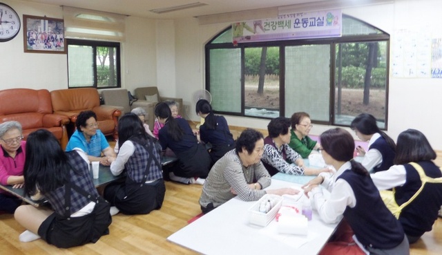 ▲ 경기글로벌통상고 메이크업 봉사 네일아트