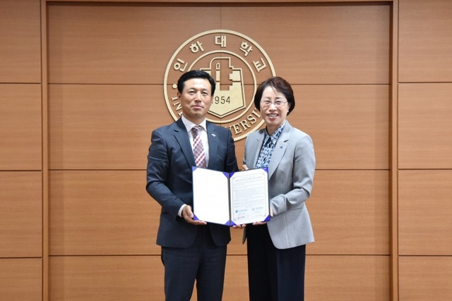 ▲ 최순자 인하대학교 총장(오른쪽)이 강인덕 인천시체육회 부회장과 함께 공동 발전을 위한 업무협약을 체결한 뒤 기념촬영을 하고 있다