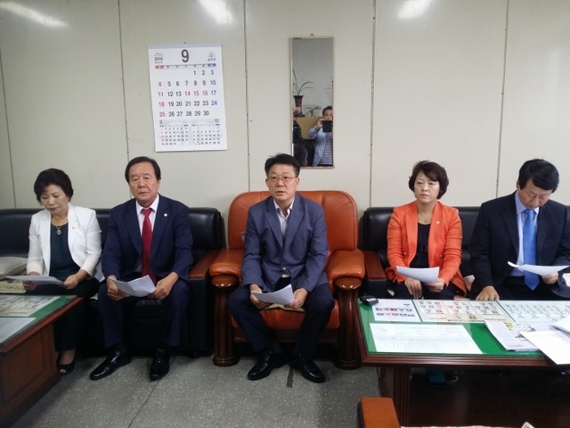 ▲ 더불어민주당 허종식 남구갑위원장과 이안호 남구의회 부의장, 배상록·손일·김순옥 의원 등은 27일 남구청 브리핑룸에서 기자회견을 갖고 “수십년째 고도제한에 묶여 겪는 주민들의 고통을 해소키 위해 최소한 건물을 10층 이상 지을 수 있도록 고도제한을 완화해 달라”고 주장했다. 남구갑위원회 제공