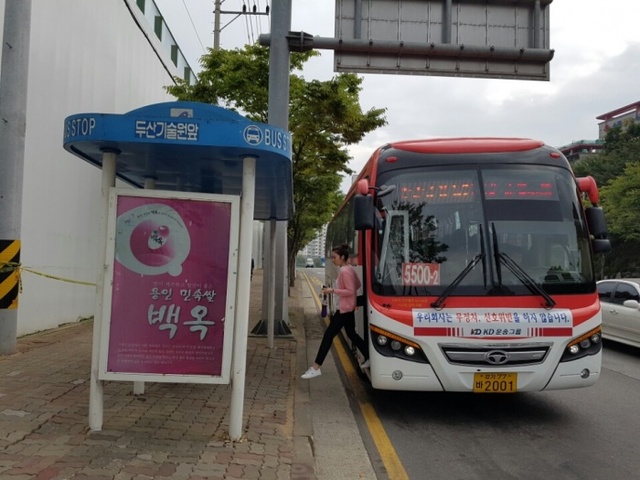 ▲ 신분당선 성복역 2번 출구에서 100여m 떨어진 곳에 위치한 기존 버스정류장에 한 승객이 버스에서 하차하고 있다.