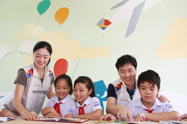 ▲ 아시아나항공은 최근 임선진 여객지원팀장과 여객본부 직원 13명이 베트남 하남성 리난현의 냔캉(Nhan Chinh) 중학교를 찾아 ‘꿍냐우(베트남어로 ‘함께’라는 뜻) 희망 도서관’ 개관식을 열었다고 29일 밝혔다./아시아나항공 제공