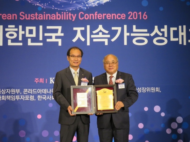 ▲ 28일 서울 리츠칼튼 호텔에서 열린 ‘2016 대한민국 지속가능성대회’에서 인천국제공항공사가 지속가능성지수(KSI) 1위를 7년 연속 수상한 것을 기념해 최훈 인천공항공사 상생경영처장(사진 왼쪽)이 백수현 한국표준협회 회장과 기념촬영을 하고 있다./인천공항공사 제공