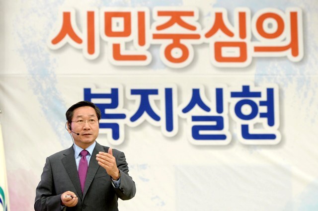 1면 20160929 유정 인천시장 인천형 복지모델 발표회JYJ_7674_R.jpg