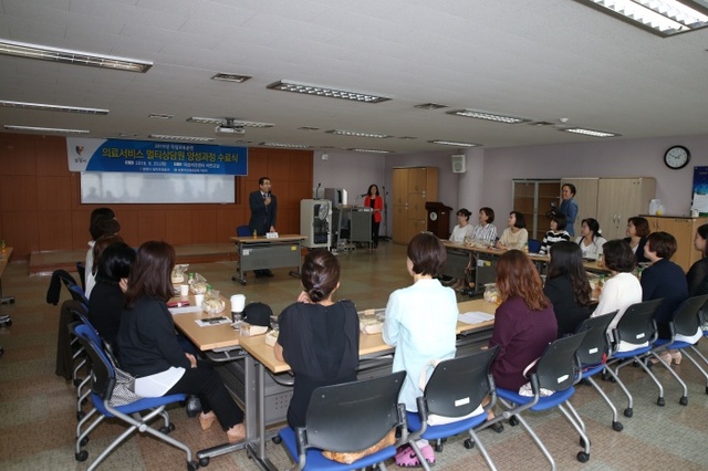 ▲ 광명시 여성비전센터에서 지난 30일 개최된 '의료서비스 멀티상담원 양성과정' 수료식에서 양기대 시장이 격려의 말을 전하고 있다. 광명시 제공