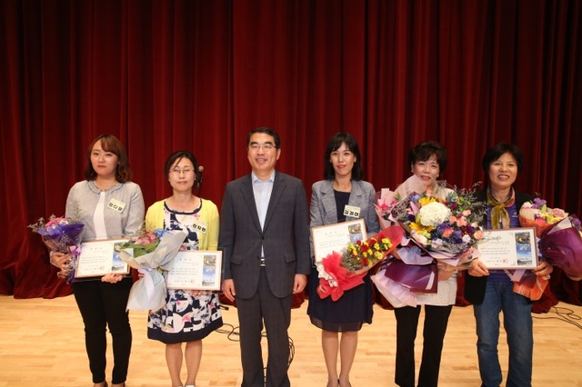 ▲ 지난 29일 열린 제17회 사회복지의 날 기념행사에서 양기대 시장이 유공자 표창 수상자들과 기념촬영을 하고있다. 광명시 제공