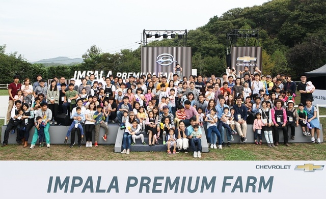 ▲ 쉐보레가 지난 1일 임팔라 고객 및 가족 200여 명을 경기도 여주시 은아 목장에 초청 자연에서 힐링할 수 있는 기회를 제공했다. 사진은 이날 행사에 참여한 임팔라 고객 및 가족 전체의 모습. 한국GM 제공